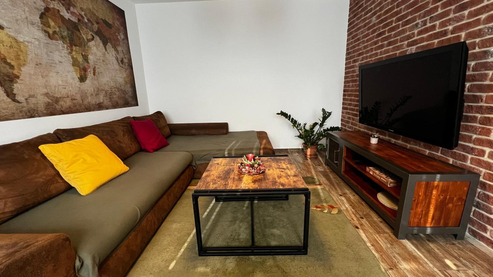 Industrial Apartment I 24Hr Self Check-In I Free Parking & Coffee Banská Bystrica Exterior foto